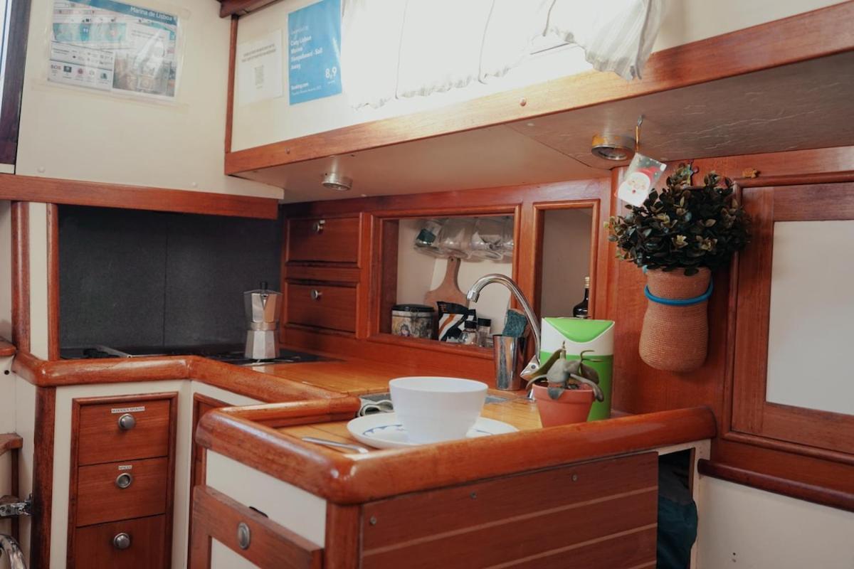 Cozy Lisbon Marina Sleepaboard - Sail Away Hotell Exteriör bild