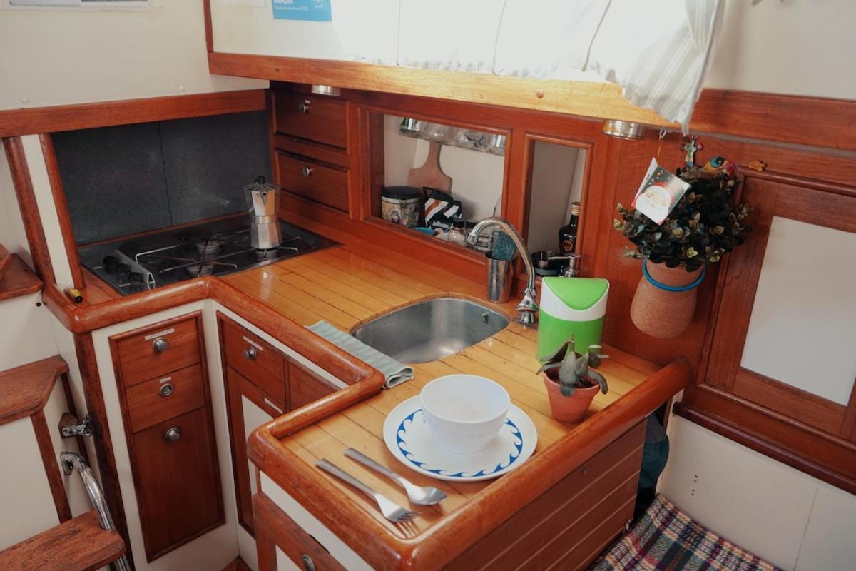Cozy Lisbon Marina Sleepaboard - Sail Away Hotell Exteriör bild