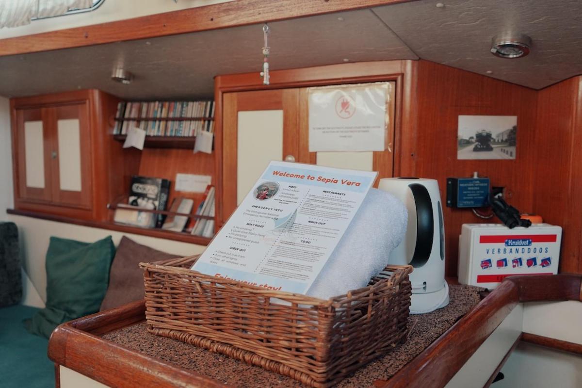 Cozy Lisbon Marina Sleepaboard - Sail Away Hotell Exteriör bild