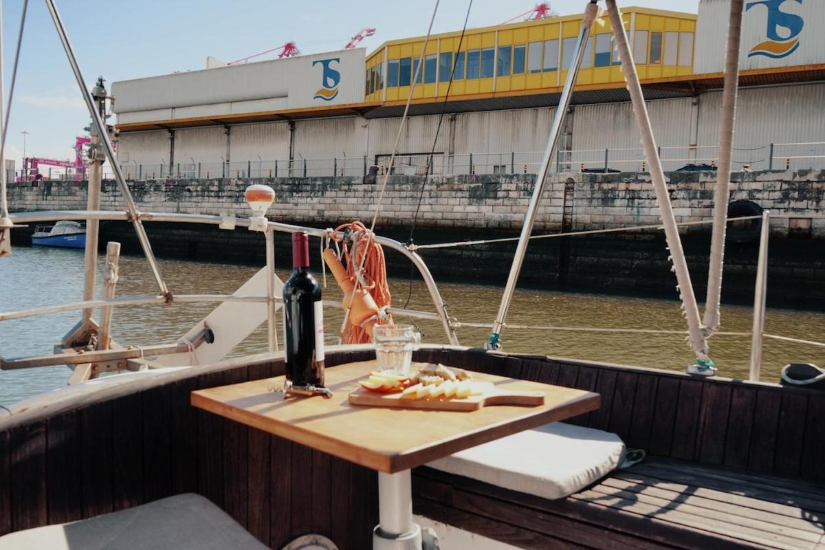 Cozy Lisbon Marina Sleepaboard - Sail Away Hotell Exteriör bild